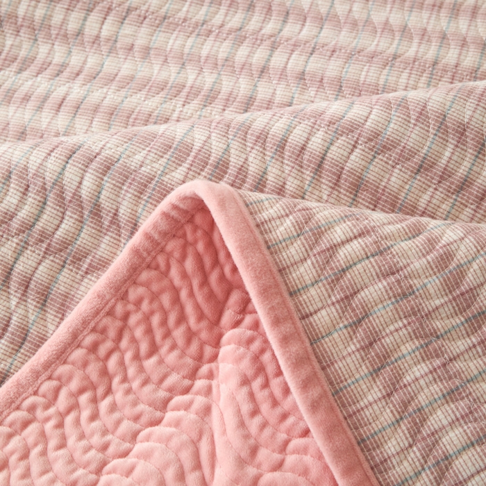 91家纺网 家纺一手货源 找家纺 沐纯家居 2025新款色织水洗棉棉绒（大豆纤维填充）床盖三件套 柠檬-粉