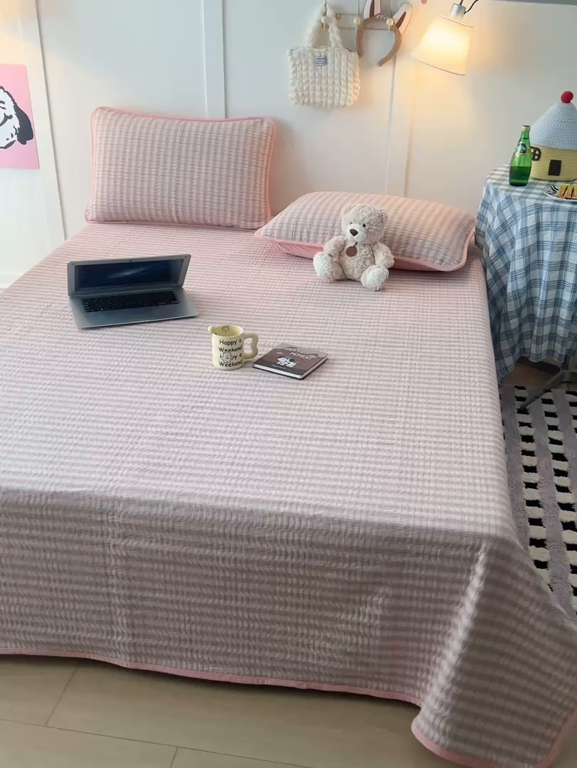 91家纺网 家纺一手货源 找家纺 沐纯家居 2025新款色织水洗棉棉绒（大豆纤维填充）床盖三件套 柠檬-粉