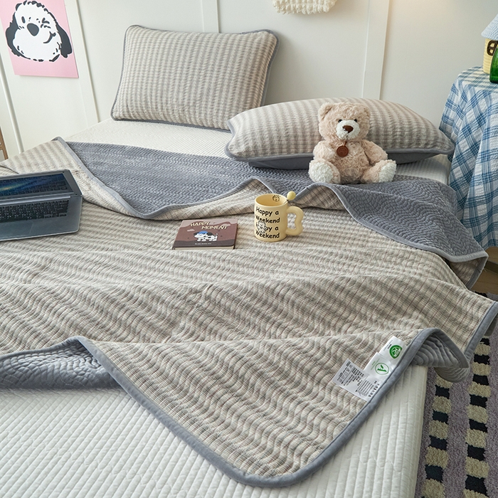 91家纺网 家纺一手货源 找家纺 沐纯家居 2025新款色织水洗棉棉绒（大豆纤维填充）床盖三件套 柠檬-灰