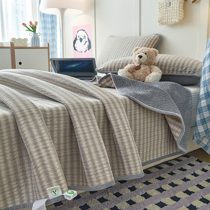 91家纺网 家纺一手货源 找家纺 沐纯家居 2025新款色织水洗棉棉绒（大豆纤维填充）床盖三件套 柠檬-灰