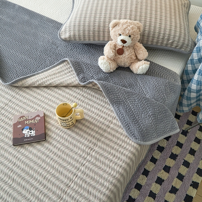 91家纺网 家纺一手货源 找家纺 沐纯家居 2025新款色织水洗棉棉绒（大豆纤维填充）床盖三件套 柠檬-灰