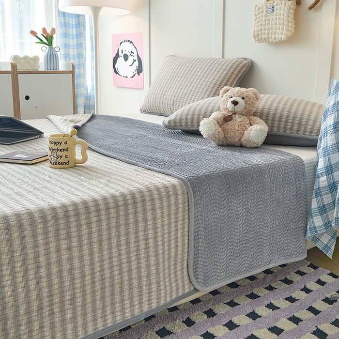 91家纺网 家纺一手货源 找家纺 沐纯家居 2025新款色织水洗棉棉绒（大豆纤维填充）床盖三件套 柠檬-灰