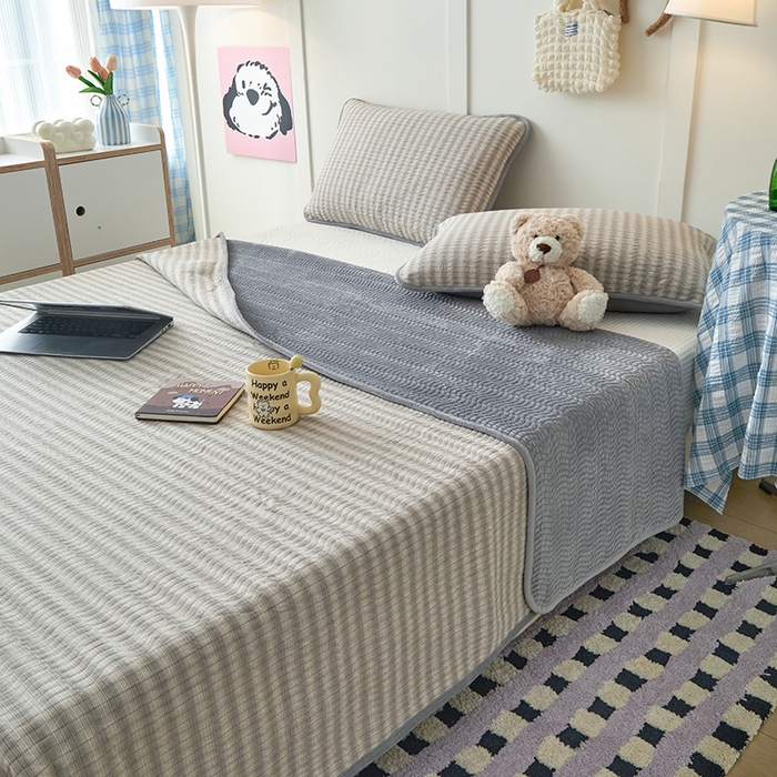 91家纺网 家纺一手货源 找家纺 沐纯家居 2025新款色织水洗棉棉绒（大豆纤维填充）床盖三件套 柠檬-灰