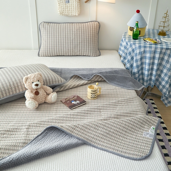 91家纺网 家纺一手货源 找家纺 沐纯家居 2025新款色织水洗棉棉绒（大豆纤维填充）床盖三件套 柠檬-灰