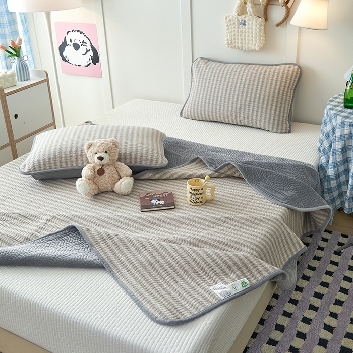 91家纺网 家纺一手货源 找家纺 沐纯家居 2025新款色织水洗棉棉绒（大豆纤维填充）床盖三件套 柠檬-灰