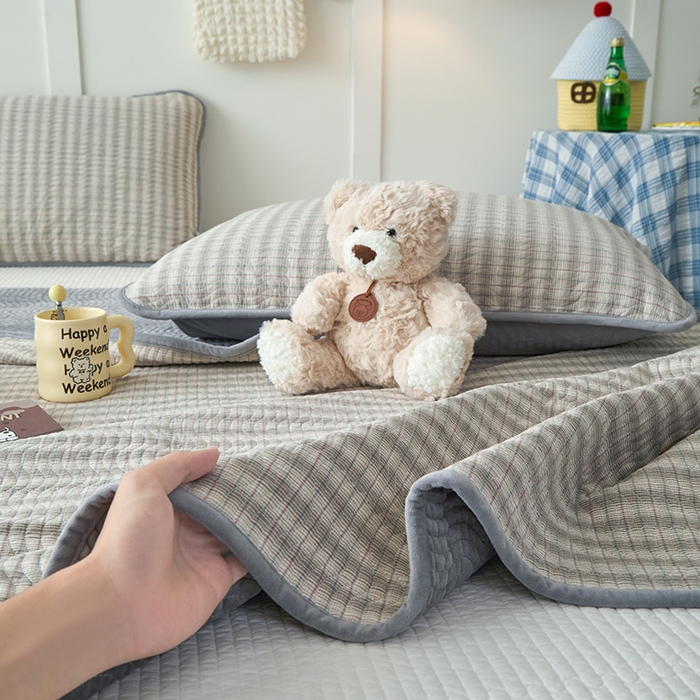 91家纺网 家纺一手货源 找家纺 沐纯家居 2025新款色织水洗棉棉绒（大豆纤维填充）床盖三件套 柠檬-灰