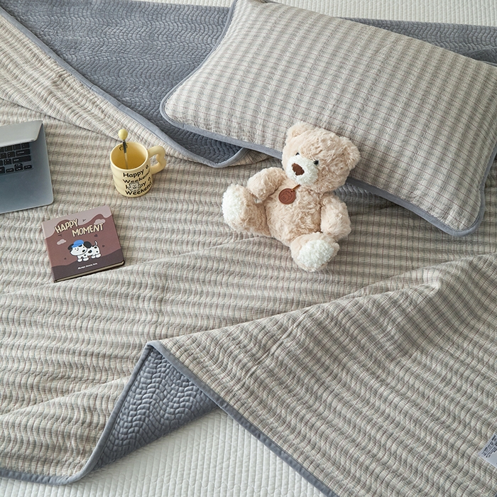 91家纺网 家纺一手货源 找家纺 沐纯家居 2025新款色织水洗棉棉绒（大豆纤维填充）床盖三件套 柠檬-灰