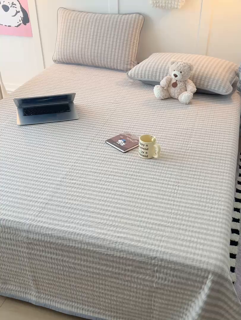 91家纺网 家纺一手货源 找家纺 沐纯家居 2025新款色织水洗棉棉绒（大豆纤维填充）床盖三件套 柠檬-灰
