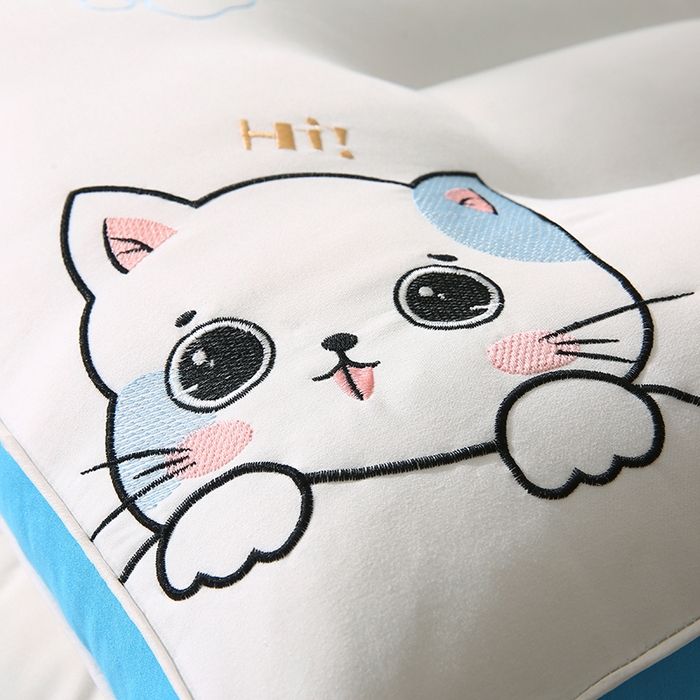 91家纺网 家纺一手货源 找家纺 金牛枕芯 2025新款小奶猫萌系治愈款亲子枕头枕芯 小奶猫-蓝