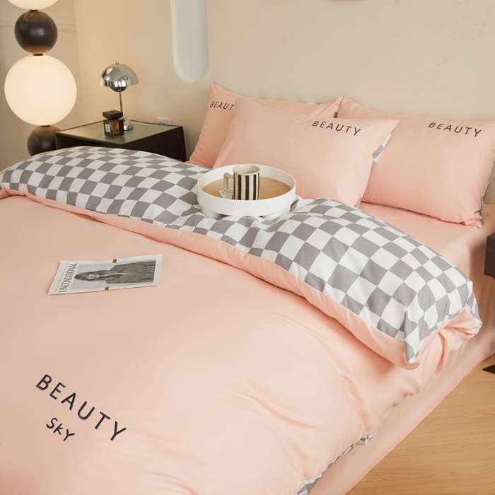 91家纺网 家纺一手货源 找家纺 麦空家居 2025新款水洗棉刺绣四件套-布丁（棋盘格） 奶油粉