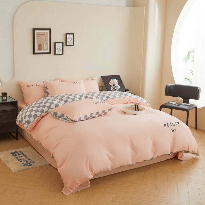 91家纺网 家纺一手货源 找家纺 麦空家居 2025新款水洗棉刺绣四件套-布丁（棋盘格） 奶油粉