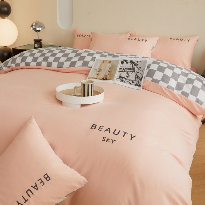 91家纺网 家纺一手货源 找家纺 麦空家居 2025新款水洗棉刺绣四件套-布丁（棋盘格） 奶油粉