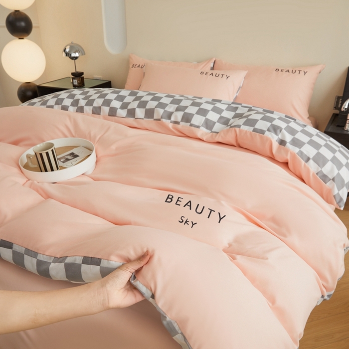 91家纺网 家纺一手货源 找家纺 麦空家居 2025新款水洗棉刺绣四件套-布丁（棋盘格） 奶油粉