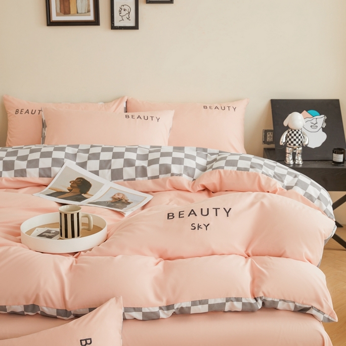 91家纺网 家纺一手货源 找家纺 麦空家居 2025新款水洗棉刺绣四件套-布丁（棋盘格） 奶油粉