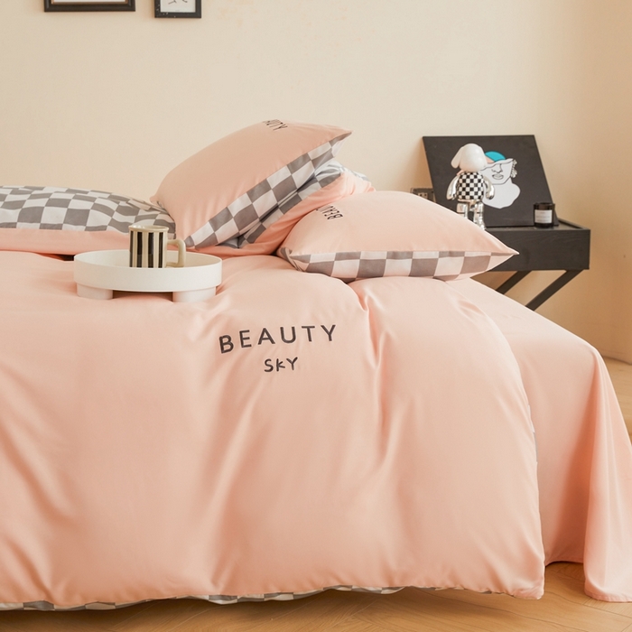 91家纺网 家纺一手货源 找家纺 麦空家居 2025新款水洗棉刺绣四件套-布丁（棋盘格） 奶油粉