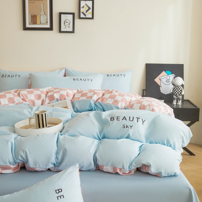 91家纺网 家纺一手货源 找家纺 麦空家居 2025新款水洗棉刺绣四件套-布丁（棋盘格） 天空兰