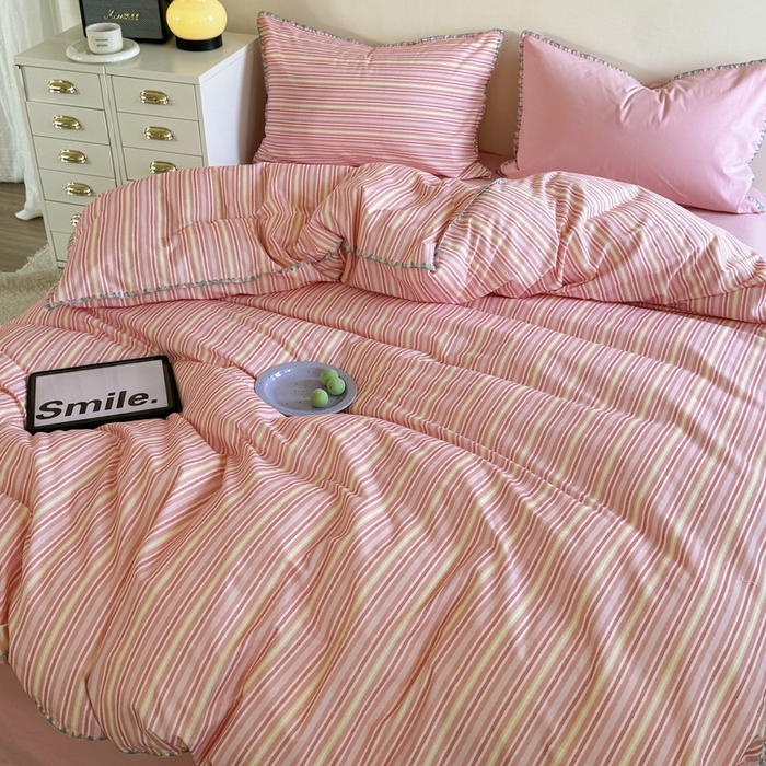 91家纺网 家纺一手货源 找家纺 艾莱家纺 2025新款七彩贝壳全棉加厚超柔磨毛四件套 幻珊-粉细条