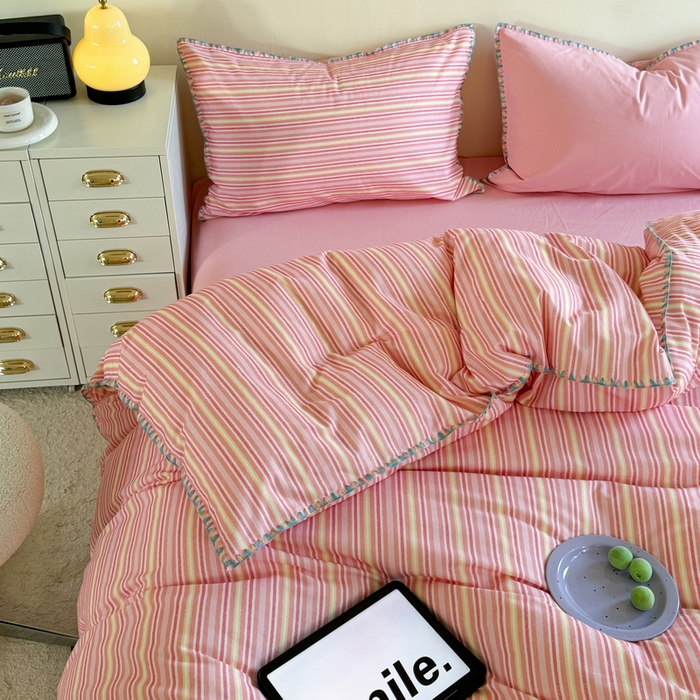 91家纺网 家纺一手货源 找家纺 艾莱家纺 2025新款七彩贝壳全棉加厚超柔磨毛四件套 幻珊-粉细条