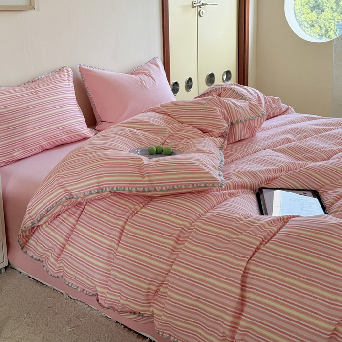 91家纺网 家纺一手货源 找家纺 艾莱家纺 2025新款七彩贝壳全棉加厚超柔磨毛四件套 幻珊-粉细条