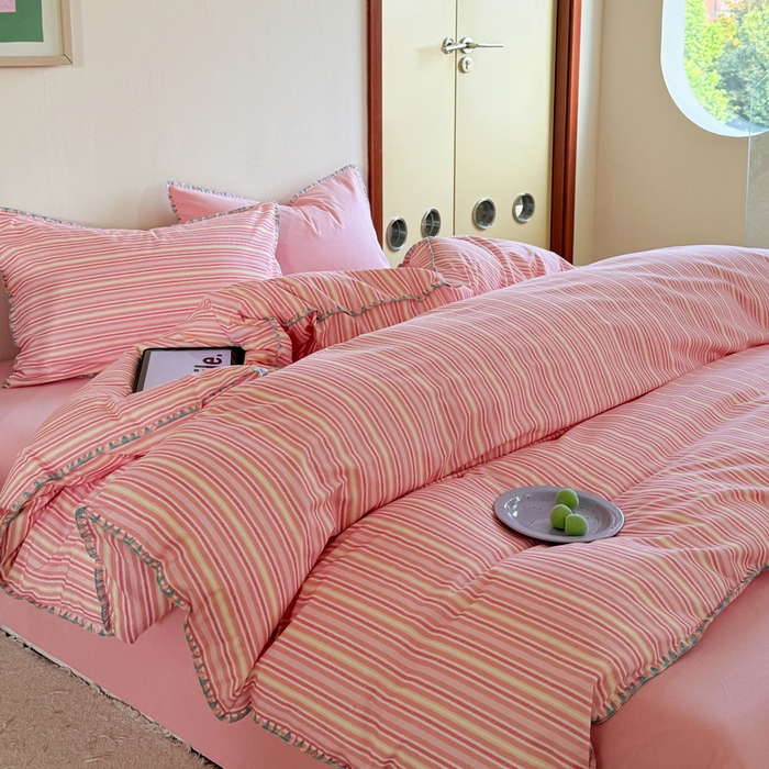 91家纺网 家纺一手货源 找家纺 艾莱家纺 2025新款七彩贝壳全棉加厚超柔磨毛四件套 幻珊-粉细条