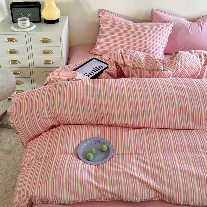 91家纺网 家纺一手货源 找家纺 艾莱家纺 2025新款七彩贝壳全棉加厚超柔磨毛四件套 幻珊-粉细条