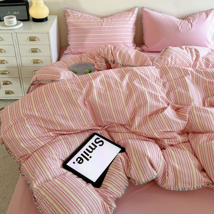 91家纺网 家纺一手货源 找家纺 艾莱家纺 2025新款七彩贝壳全棉加厚超柔磨毛四件套 幻珊-粉细条