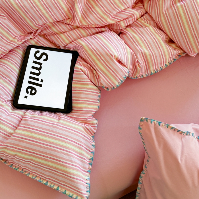 91家纺网 家纺一手货源 找家纺 艾莱家纺 2025新款七彩贝壳全棉加厚超柔磨毛四件套 幻珊-粉细条