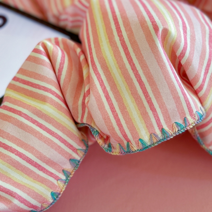 91家纺网 家纺一手货源 找家纺 艾莱家纺 2025新款七彩贝壳全棉加厚超柔磨毛四件套 幻珊-粉细条