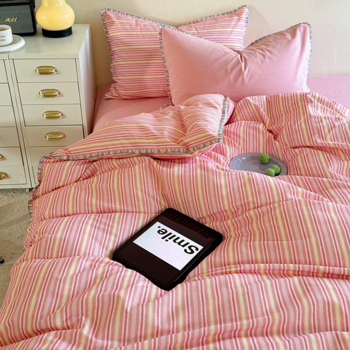 91家纺网 家纺一手货源 找家纺 艾莱家纺 2025新款七彩贝壳全棉加厚超柔磨毛四件套 幻珊-粉细条