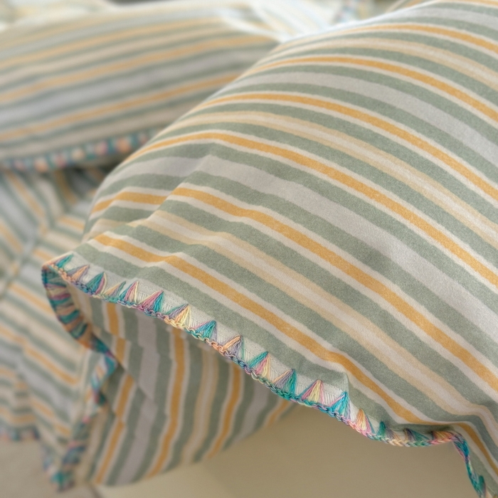 91家纺网 家纺一手货源 找家纺 艾莱家纺 2025新款七彩贝壳全棉加厚超柔磨毛四件套 幻珊-黄细条