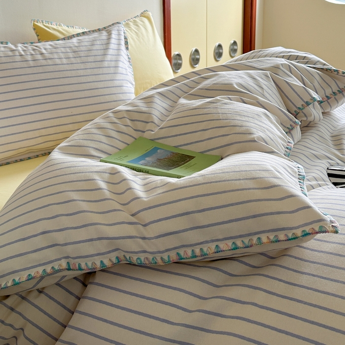 91家纺网 家纺一手货源 找家纺 艾莱家纺 2025新款七彩贝壳全棉加厚超柔磨毛四件套 幻珊-蓝黄中条