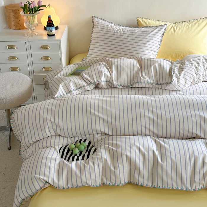 91家纺网 家纺一手货源 找家纺 艾莱家纺 2025新款七彩贝壳全棉加厚超柔磨毛四件套 幻珊-蓝黄中条