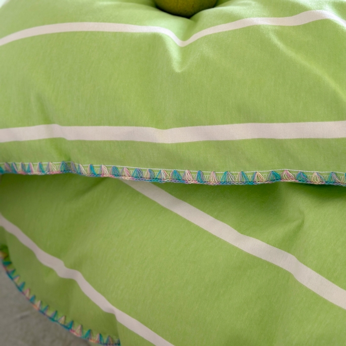 91家纺网 家纺一手货源 找家纺 艾莱家纺 2025新款七彩贝壳全棉加厚超柔磨毛四件套 幻珊-绿宽条