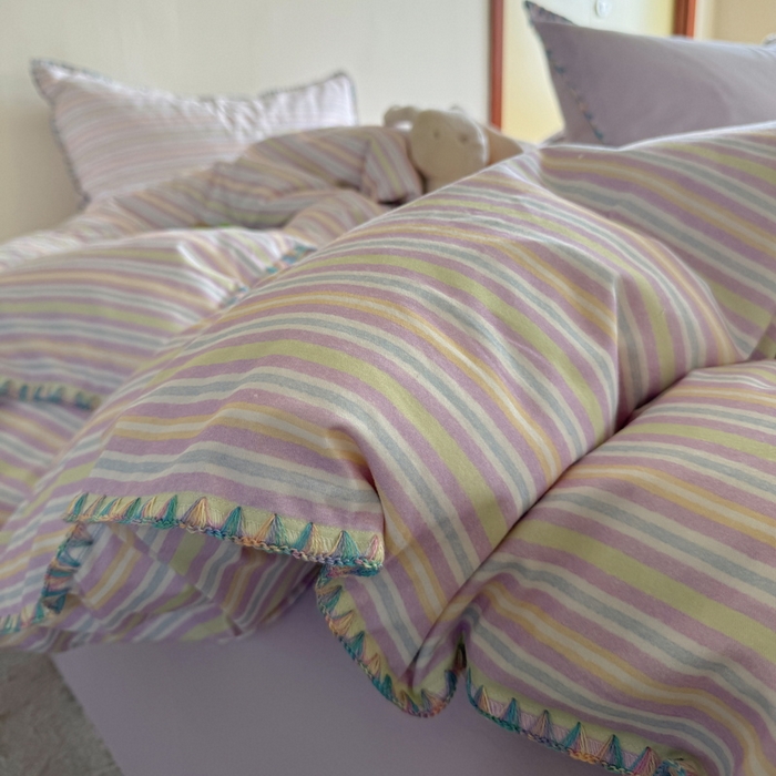 91家纺网 家纺一手货源 找家纺 艾莱家纺 2025新款七彩贝壳全棉加厚超柔磨毛四件套 幻珊-紫细条