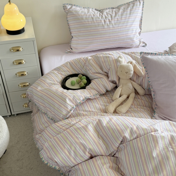 91家纺网 家纺一手货源 找家纺 艾莱家纺 2025新款七彩贝壳全棉加厚超柔磨毛四件套 幻珊-紫细条