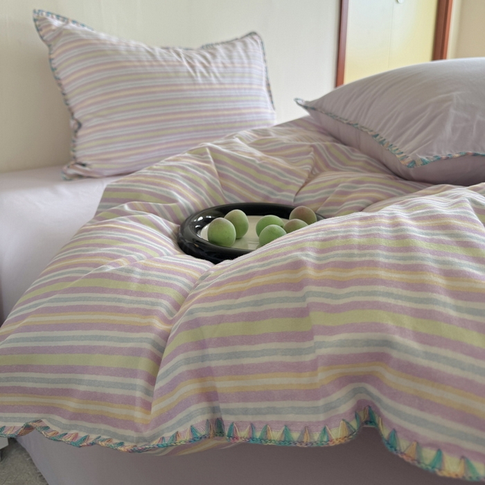 91家纺网 家纺一手货源 找家纺 艾莱家纺 2025新款七彩贝壳全棉加厚超柔磨毛四件套 幻珊-紫细条