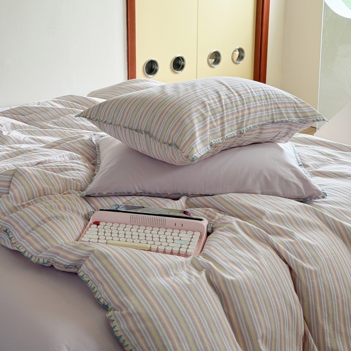 91家纺网 家纺一手货源 找家纺 艾莱家纺 2025新款七彩贝壳全棉加厚超柔磨毛四件套 幻珊-紫细条