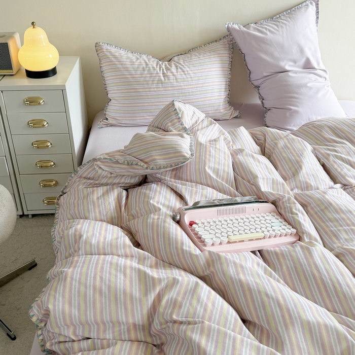 91家纺网 家纺一手货源 找家纺 艾莱家纺 2025新款七彩贝壳全棉加厚超柔磨毛四件套 幻珊-紫细条