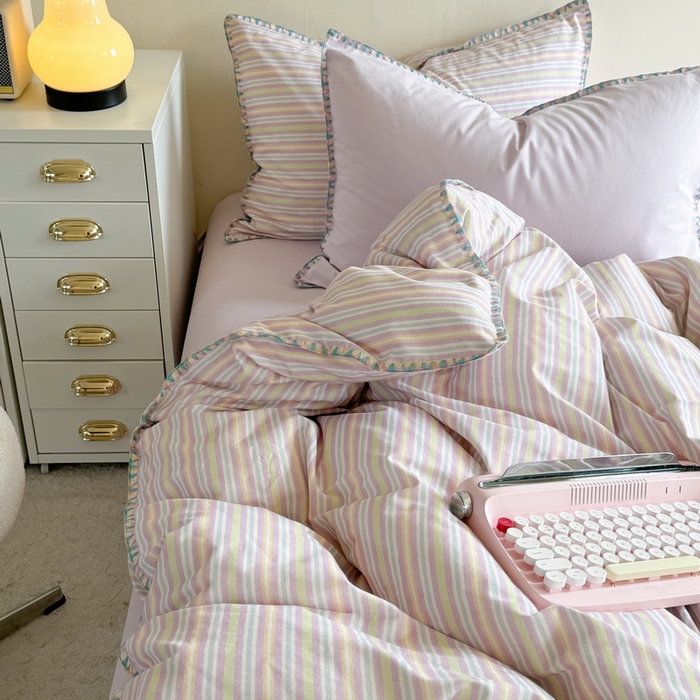 91家纺网 家纺一手货源 找家纺 艾莱家纺 2025新款七彩贝壳全棉加厚超柔磨毛四件套 幻珊-紫细条