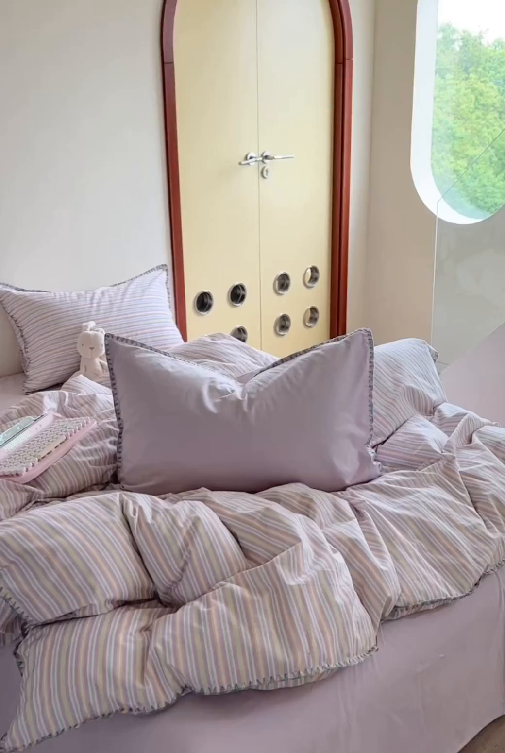 91家纺网 家纺一手货源 找家纺 艾莱家纺 2025新款七彩贝壳全棉加厚超柔磨毛四件套 幻珊-紫细条