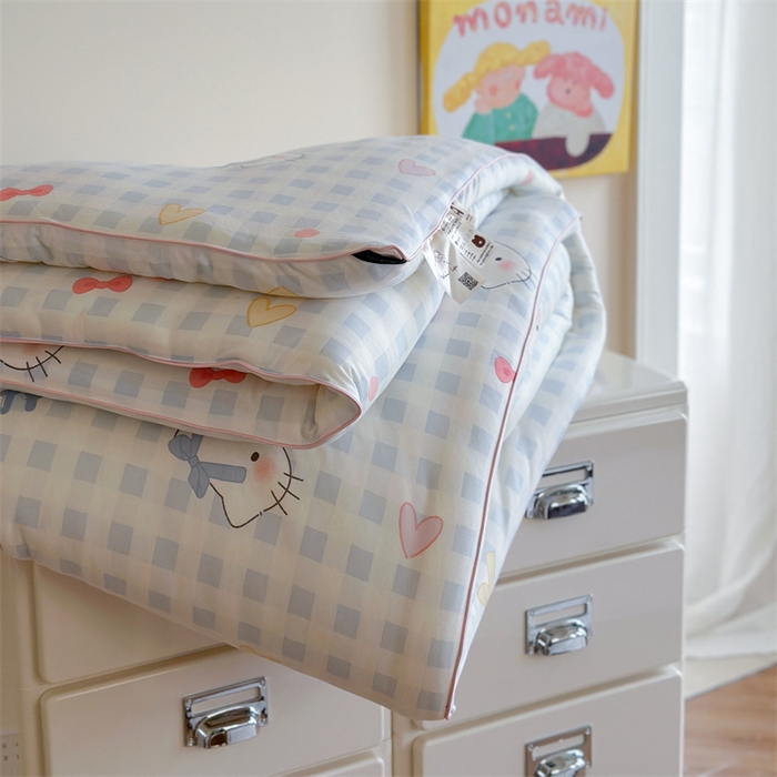 91家纺网 家纺一手货源 找家纺 暖生活 2025新款牛奶针织棉四季被冬被 蓝格凯蒂