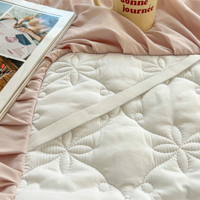 91家纺网 家纺一手货源 找家纺 鼎丰家纺 2025新款纯色高克重水洗棉夹棉床裙-曼可 曼可-浅粉