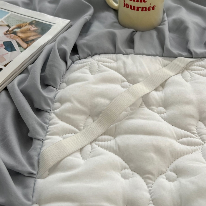 91家纺网 家纺一手货源 找家纺 鼎丰家纺 2025新款纯色高克重水洗棉夹棉床裙-曼可 曼可-灰色