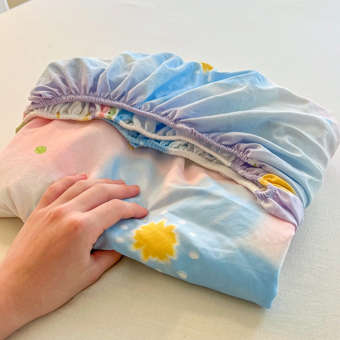 91家纺网 家纺一手货源 找家纺 鼎丰家纺 2025新款90克超柔软糯印花单床笠系列 心动天空