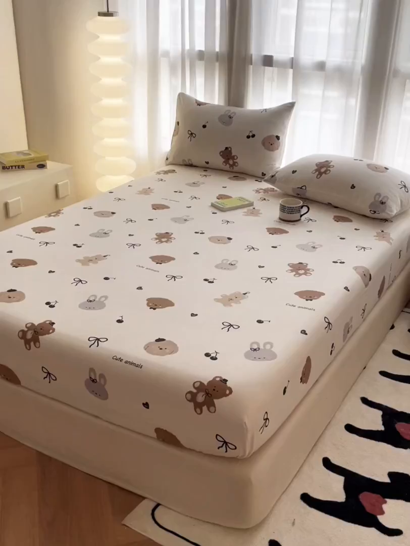 91家纺网 家纺一手货源 找家纺 鼎丰家纺 2025新款90克超柔软糯印花单床笠系列 复古小熊