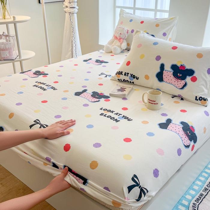 91家纺网 家纺一手货源 找家纺 鼎丰家纺 2025新款90克超柔软糯印花单床笠系列 波点小狗