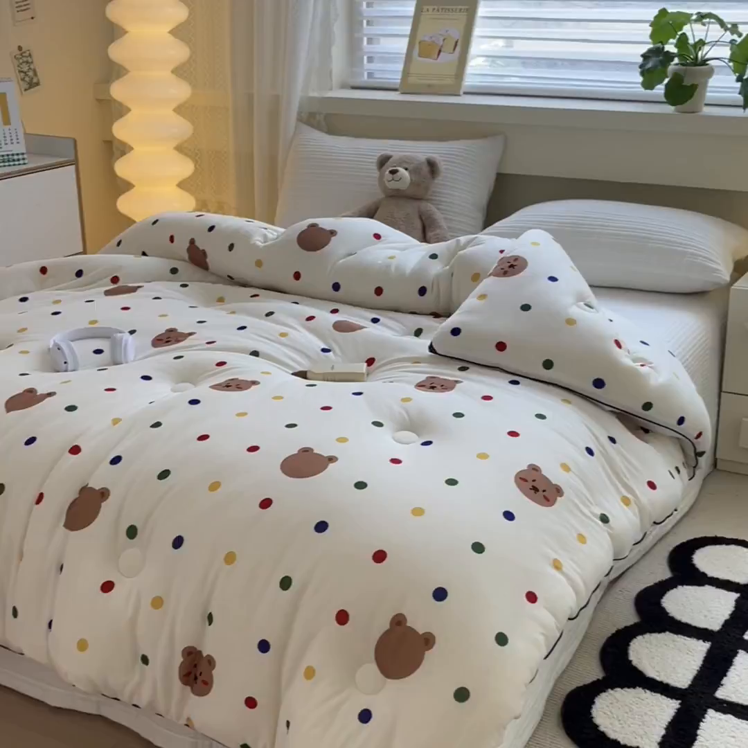 91家纺网 家纺一手货源 找家纺 暖生活 2025新款牛奶针织棉四季被冬被 米洛熊