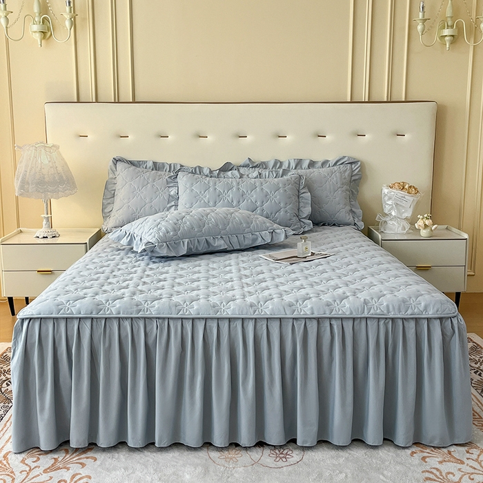 91家纺网 家纺一手货源 找家纺 鼎丰家纺 2025新款水洗磨毛夹棉床裙套件-曼可系列 曼可-灰色