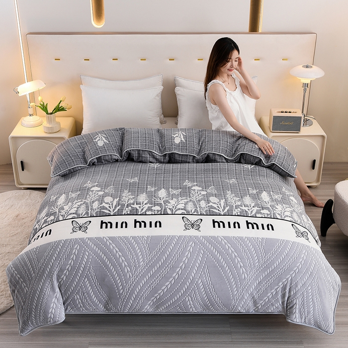 91家纺网 家纺一手货源 找家纺 晚静 2025新牛奶绒印花单被套法莱绒金貂被套单件180克全尺寸被套 蝶恋花