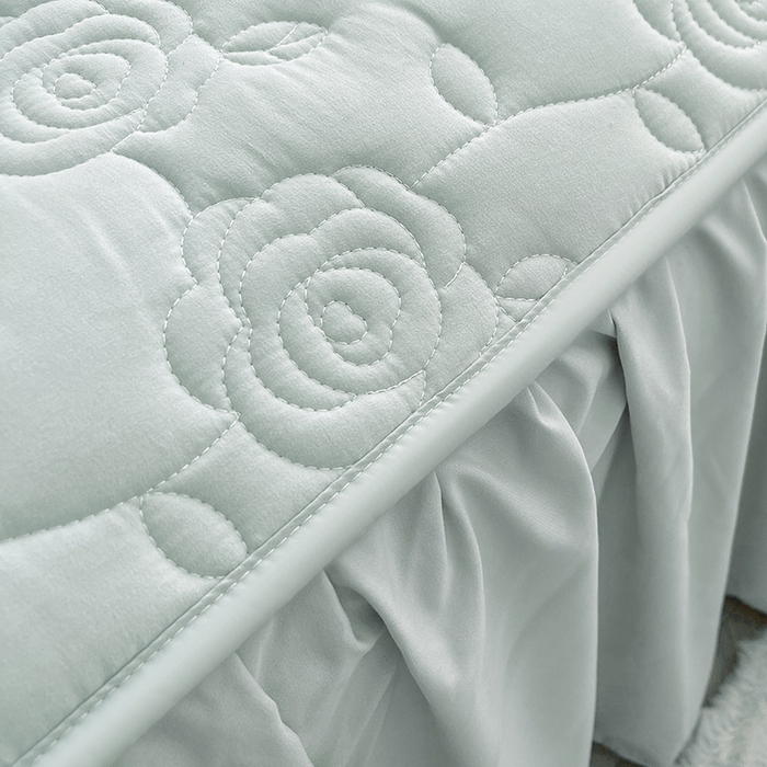 91家纺网 家纺一手货源 找家纺 鼎丰家纺 2025新款纯色夹棉床裙-玫瑰之恋 玫瑰之恋-浅灰